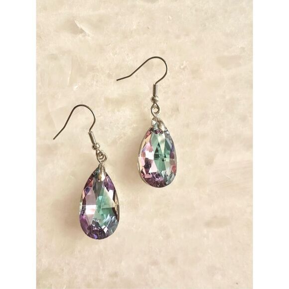 Iridescent purple colored teardrop dangle earrings - Picture 1 of 3